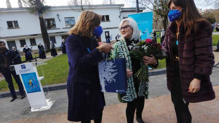 Charo Gómez Haces, en el centro, junto a las concejalas Conchita Méndez –a la izquierda– y Leticia González. | Miki López