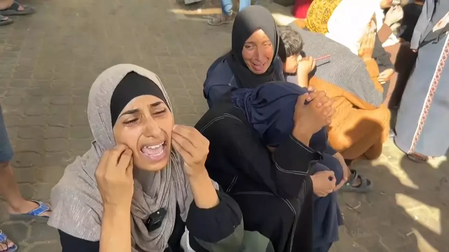Una nueva noche de bombardeos siembra la tragedia en Gaza