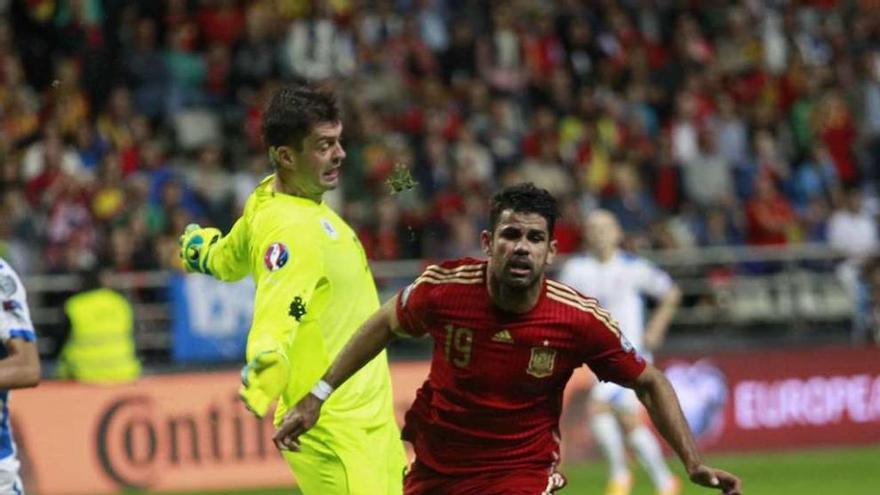 Diego Costa cae derribado por el portero eslovaco en la acción del penalti. // Luisma Murias