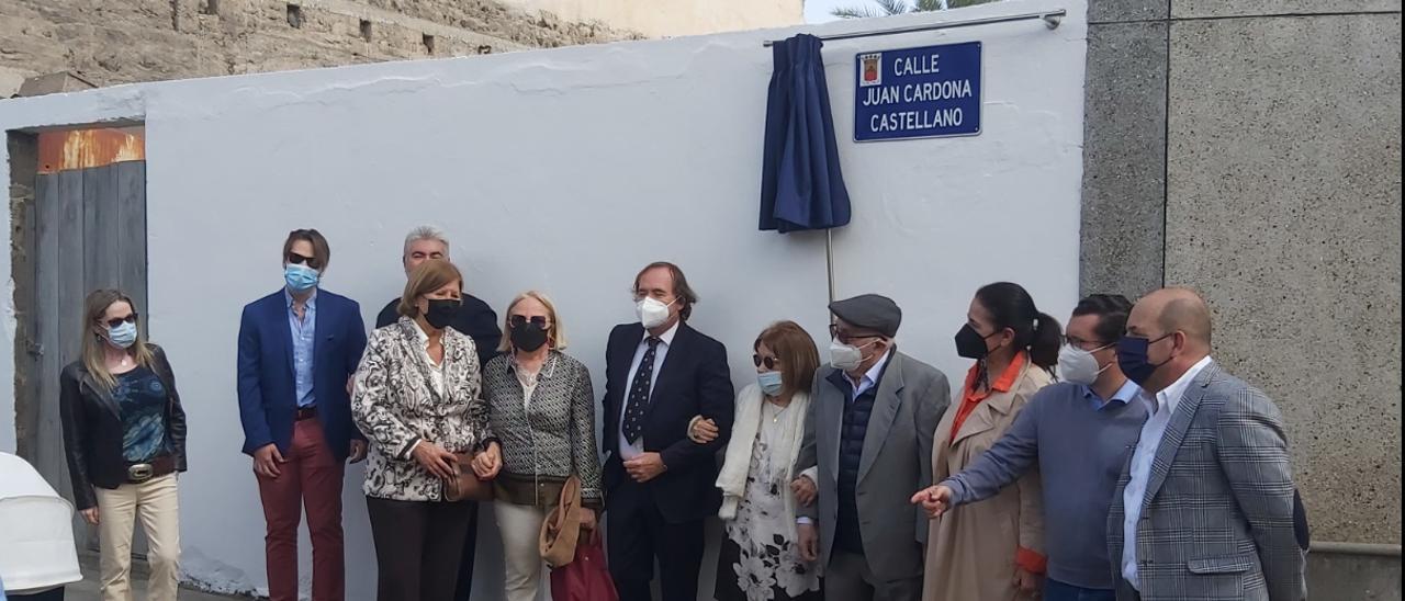 Los familiares de Juan Cardona Castellano y el alcalde, Juan Jesús Facundo (segundo por la derecha), este miércoles , bajo la placa.