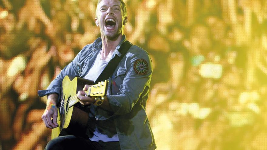 Chris Martin, líder de Coldplay, durante un concierto. // Efe