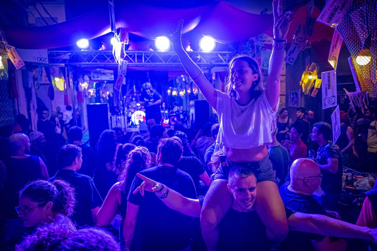 Ambiente nocturno de la Festividad de Santa María, en el barrio de Gràcia