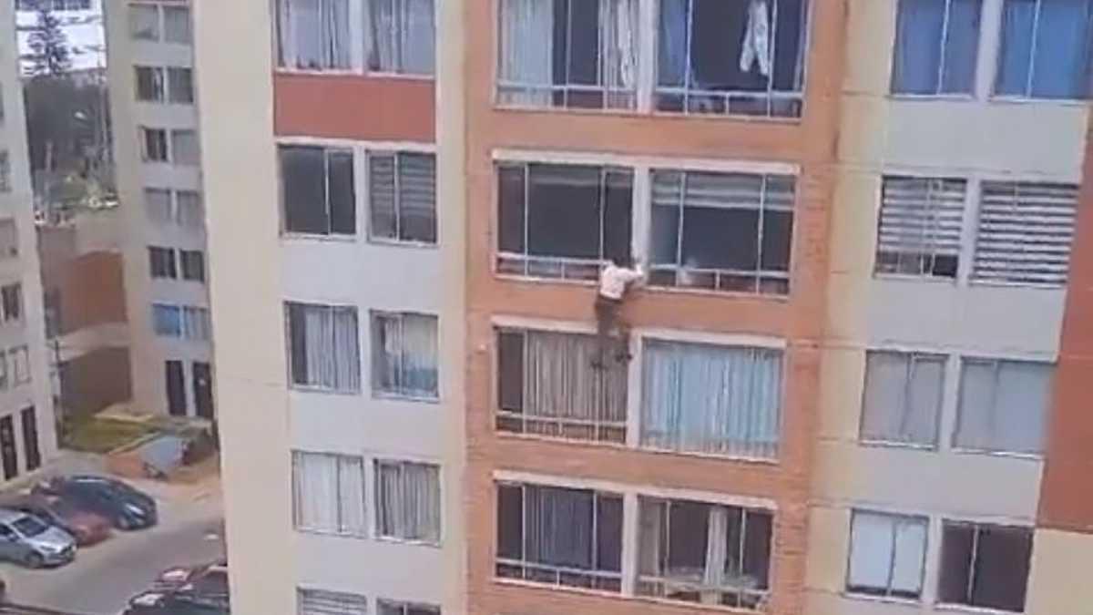 Vídeo | Una dona intenta escapar per una finestra d'un terratrèmol a Bogotà i cau al buit.