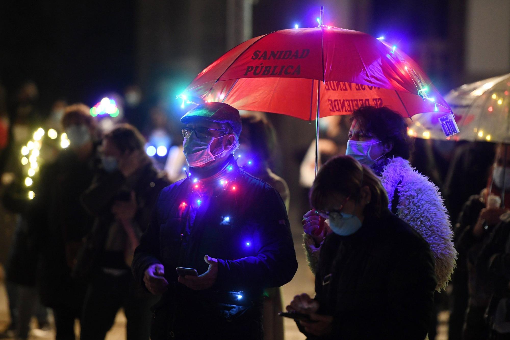 Los asistentes a la concentración luminosa en defensa de la sanidad pública