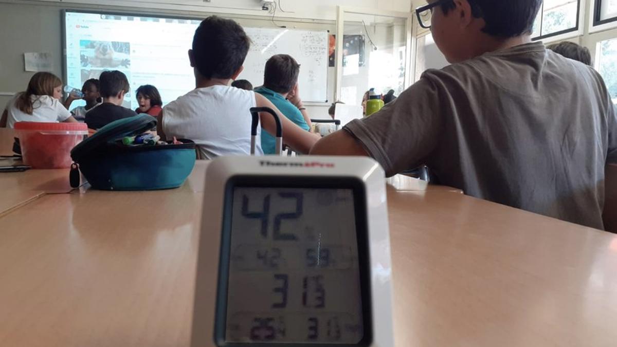 El termómetro de un aula de la escuela Lavínia de Barcelona marca 31,5ºC.