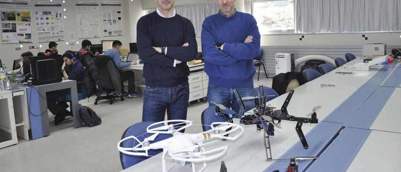 Los profesores Pedro Arias e Higinio González, con varios drones que utilizan en sus investigaciones. // FdV