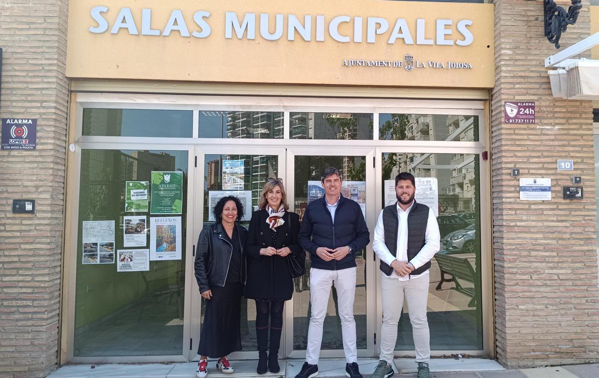 En el centro de la imagen el alcalde Marcos Zaragoza y la gerente de Hospital Marina Baixa, Beatriz Massa.