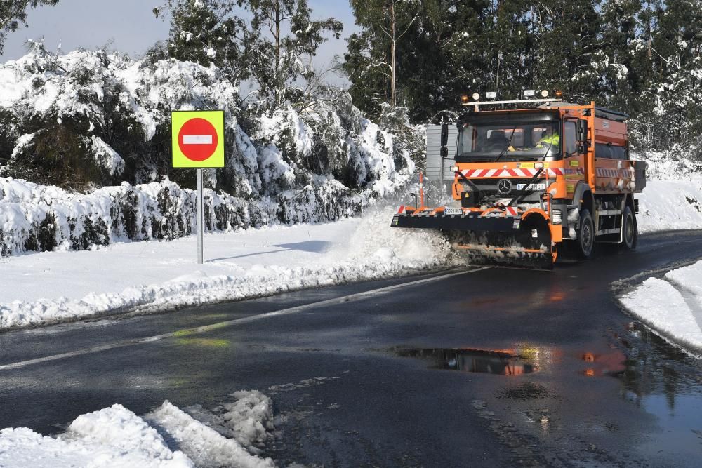 La nieve complica el tráfico en la A-6