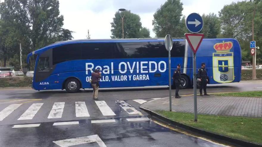 Llegada del autobús del Real Oviedo al Molinón