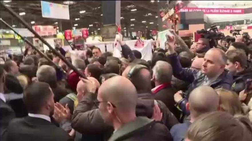 Sonora pitada a Macron en su primer Salón de la Agricultura como presidente