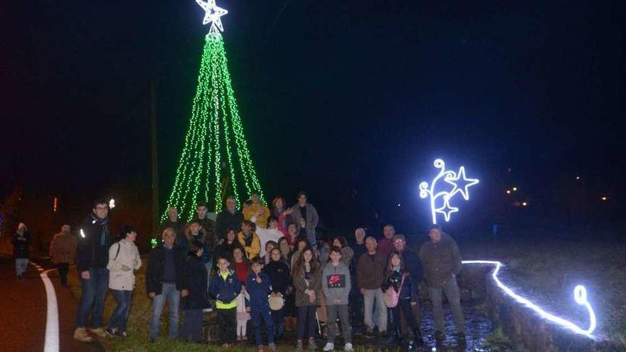 Las familias de Cardecide posan delante de un árbol