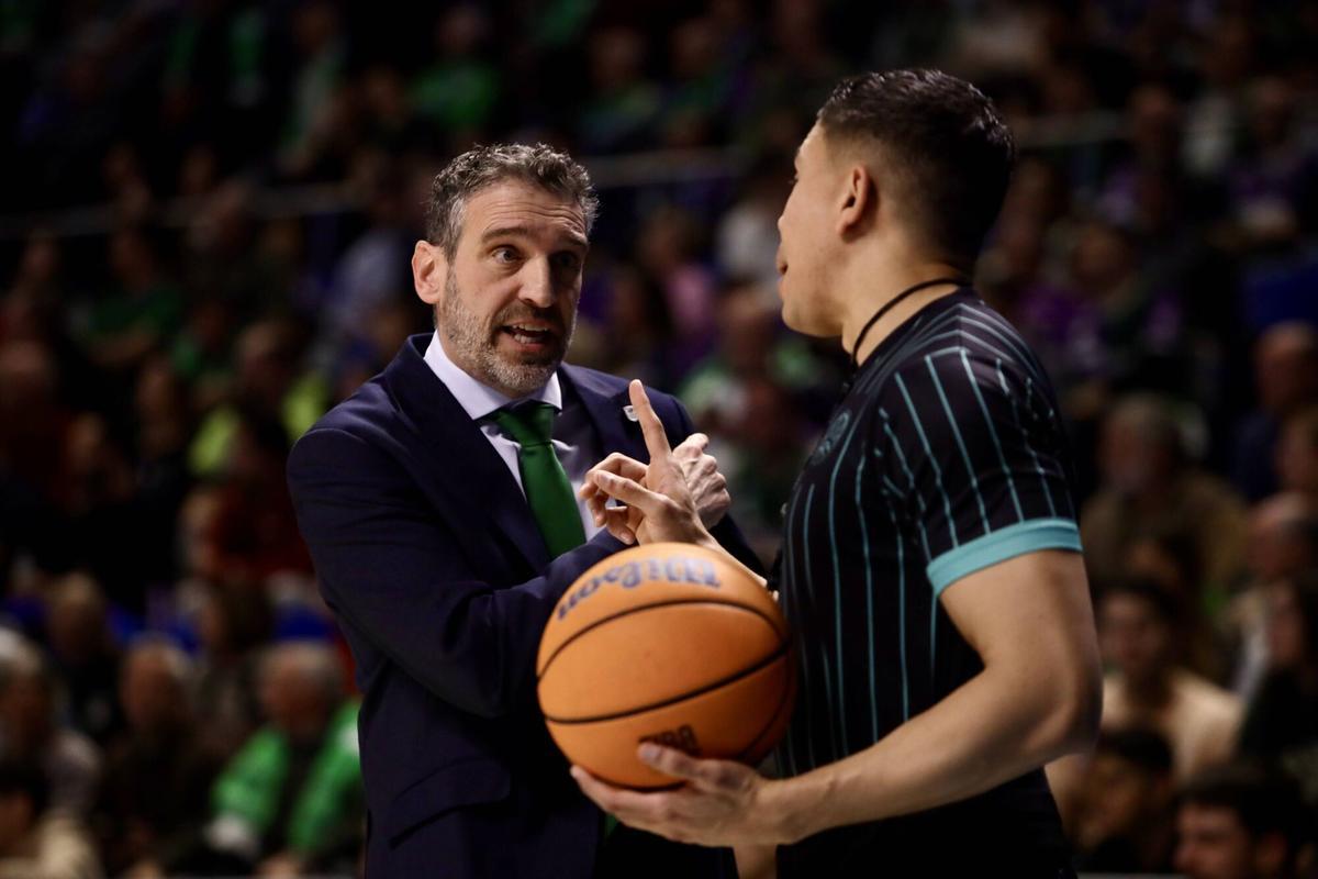 Ibon Navarro habla con un árbitro durante el partido contra el Elan Chalon.