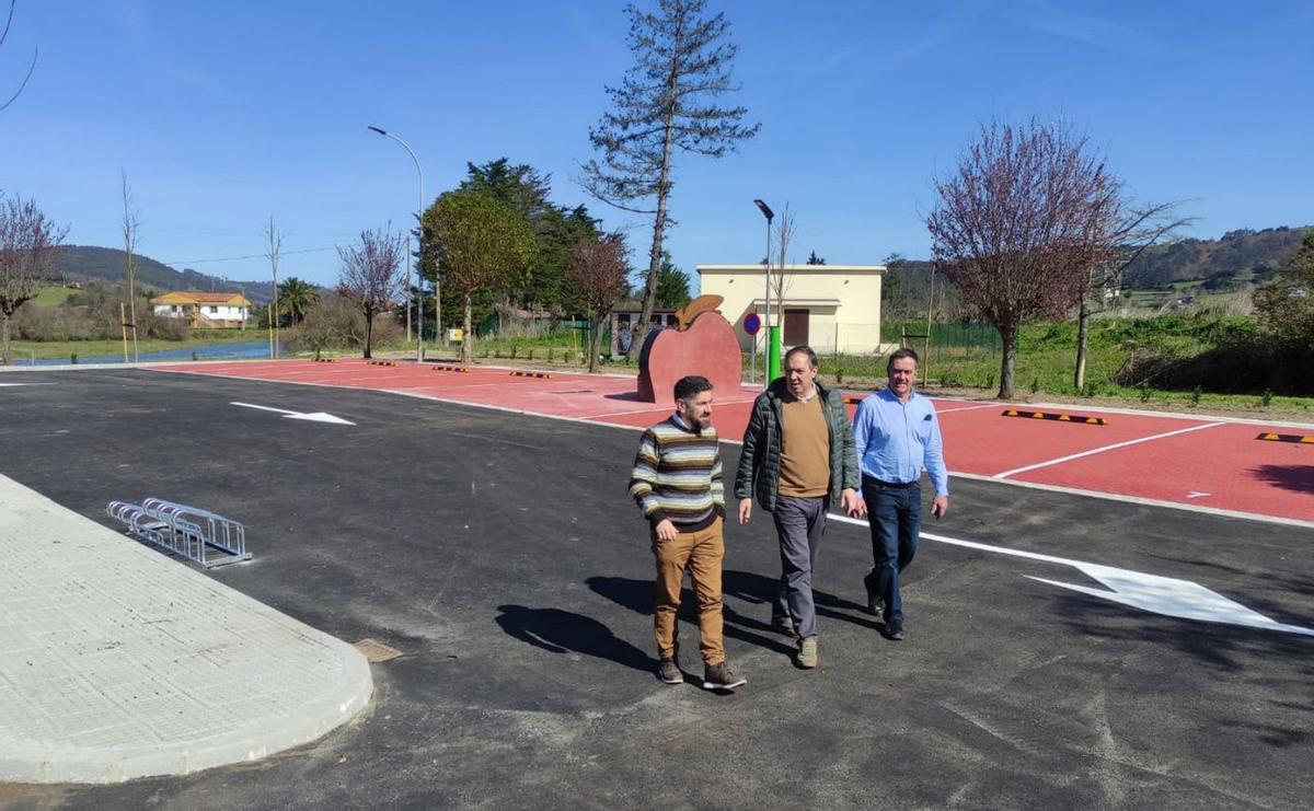 José Antonio González, presidente de la Mancomunidad de la Comarca de la Sidra; Alejandro Vega, alcalde de Villaviciosa, y el edil Marcos Ortiz, en el área de autocaravanas de la zona de El Salín. | LNE