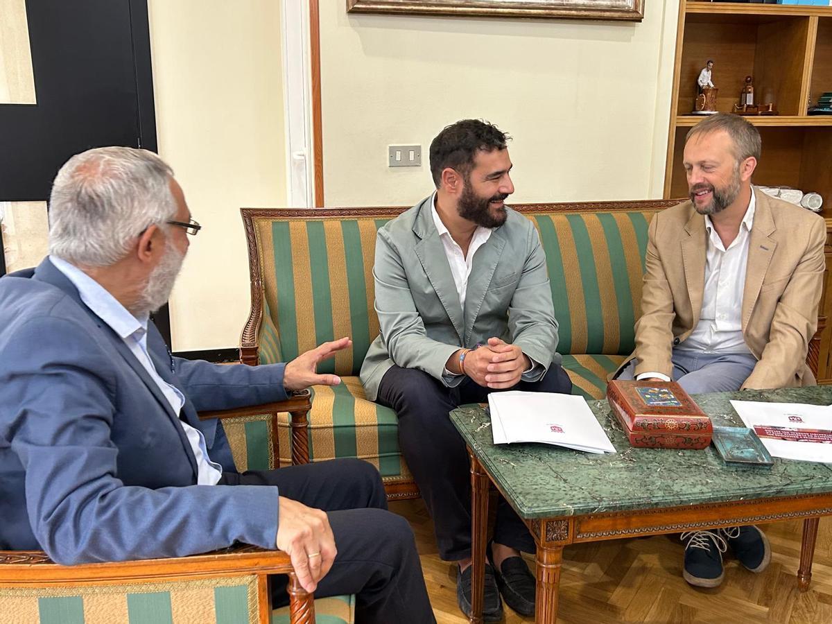Una imagen de la reunión de Dóniga y Hernández con el subdelegado del Gobierno.