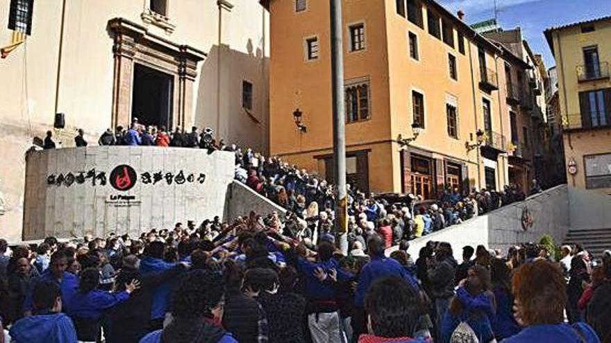 La plaça de Sant Pere, amb desenes de berguedans que van voler ser al costat de la família i tenir el darrer record per a l&#039;esportista