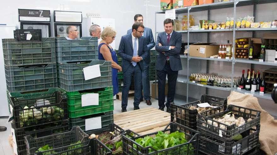 Almacén de verduras y productos ecológicos de Intras en Coreses. En primer término, el director general de Intras, Pablo Sánchez Pérez, y el consejero de Empleo, Carlos Fernández Carriedo.
