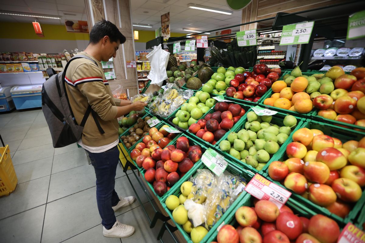 Gente comprando en Supermercados Piedra.