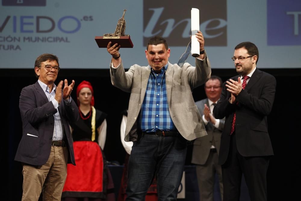 Ceremonia de entrega de los premios del XXIV concurso y muestra del Folclore Ciudad de Oviedo