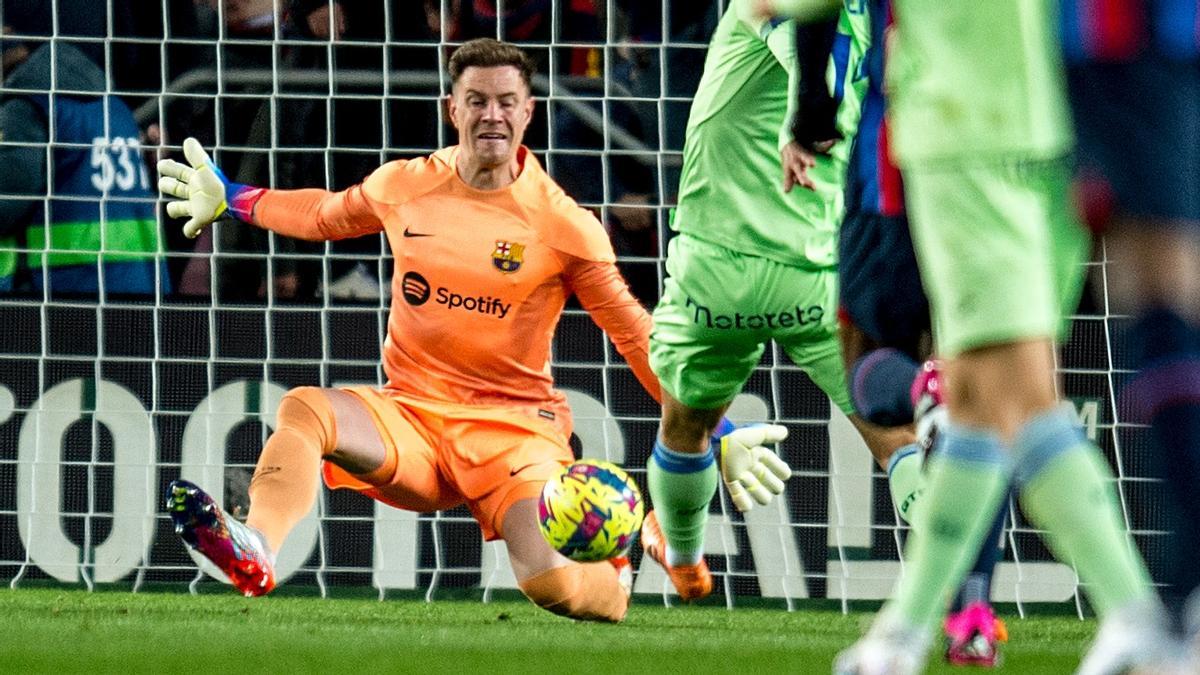 Ter Stegen despeja un balón en el Barça-Getafe del Camp Nou.