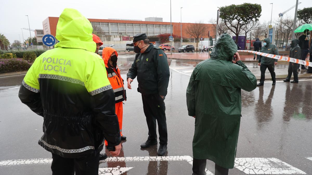 Fuerzas de seguridad vigilan el desmontaje de una mascletà estas fiestas de la Magdalena.