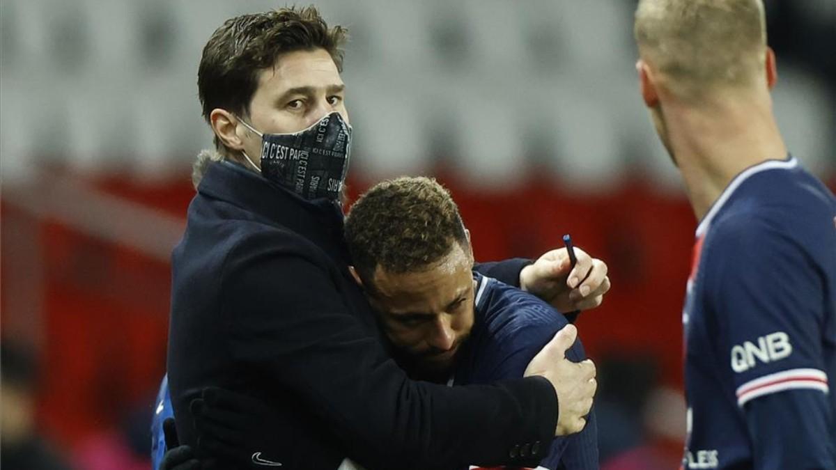 El entrenador del PSG, Mauricio Pochettino, junto a Neymar.