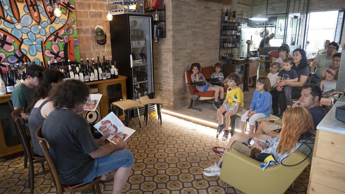 Galdric Sala, Teresa Montsech i Nasi Sala llegint el conte davant el públic infantil a Ca la Neus