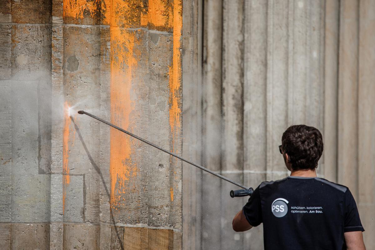 Berlín limpia la Puerta de Brandeburgo tras la protesta de activistas climáticos