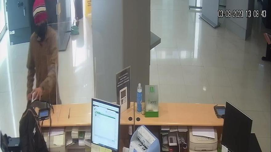 La Guardia Civil busca al atracador de un banco en Oviedo, que se llevó el dinero de la caja fuerte