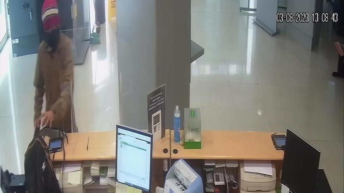 Un hombre atraca armado con un cuchillo una sucursal bancaria en Trubia.