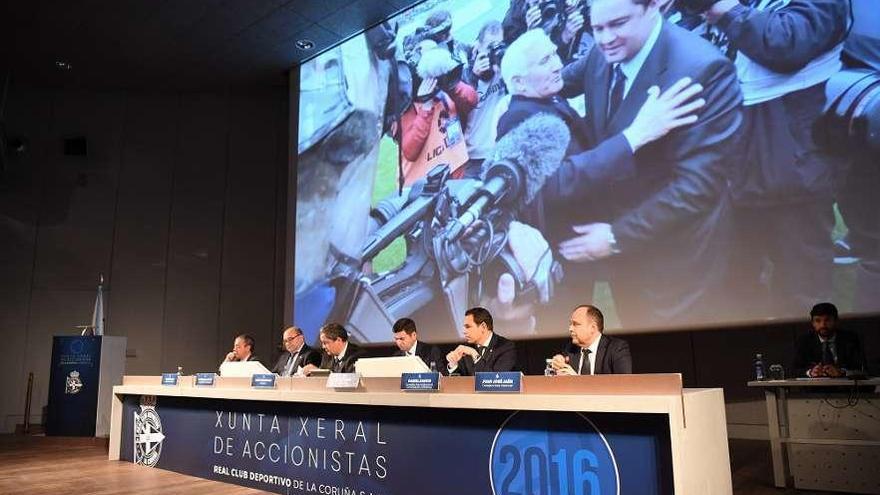 Los integrantes del consejo de administración durante la última junta.