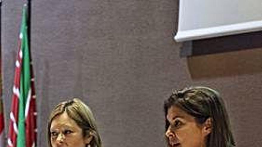 Irene Cortés y Clara San Damián presentan el foro.
