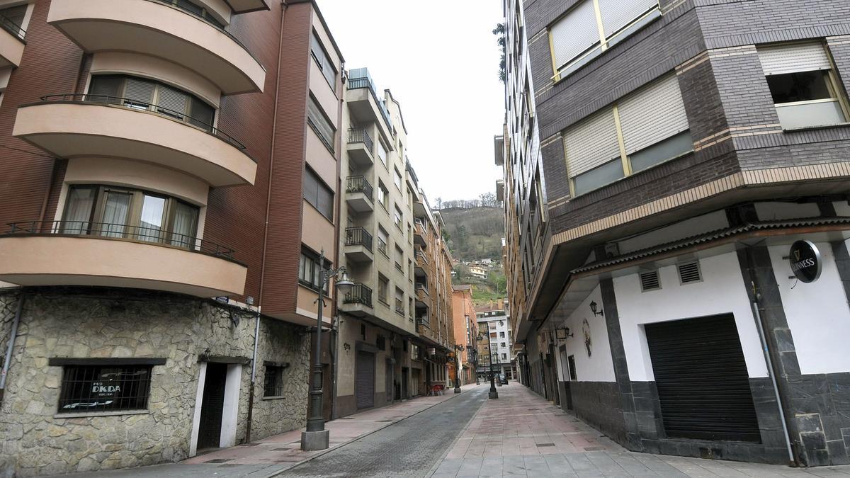 La calle Covadonga, zona de copas de Mieres.