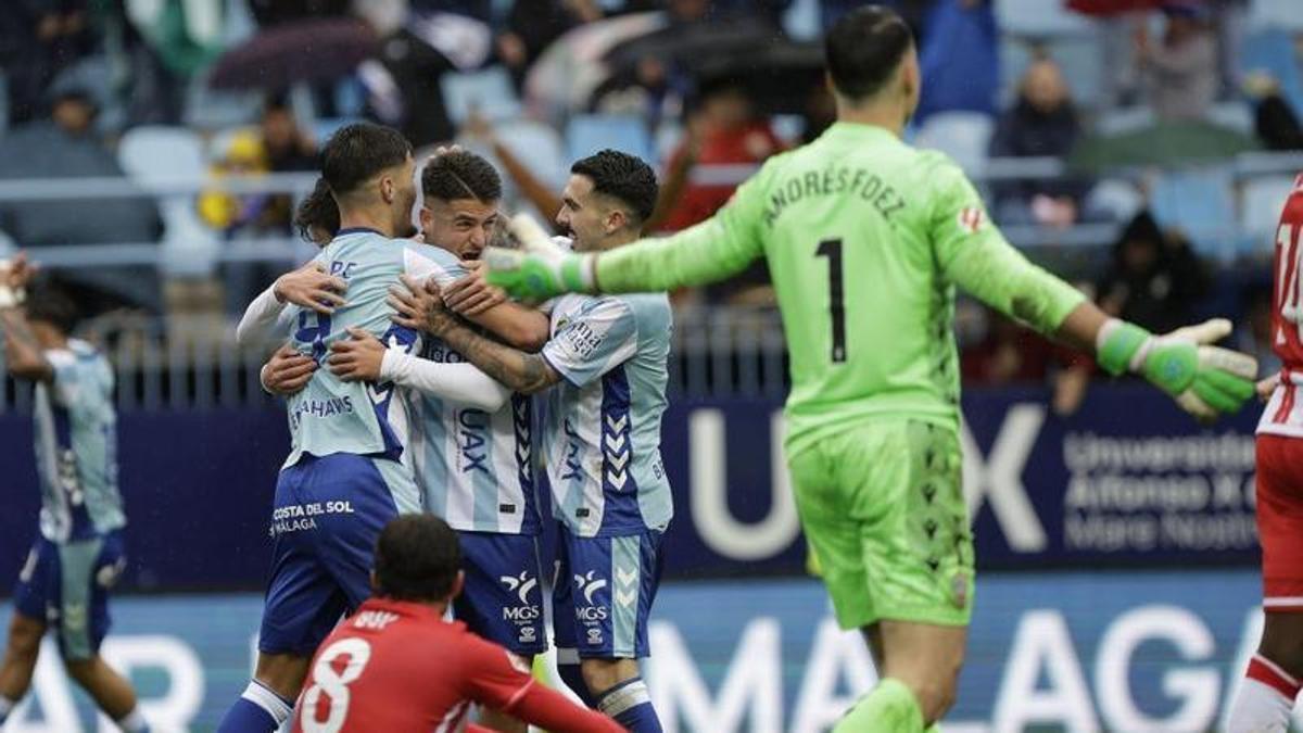 El Málaga CF perdió en Almería 3-2 pero ganó en La Rosaleda 2-1.