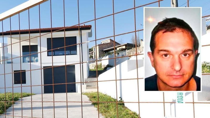 El presunto asesino, Ángel Rodríguez. De fondo, la casa de la víctima.