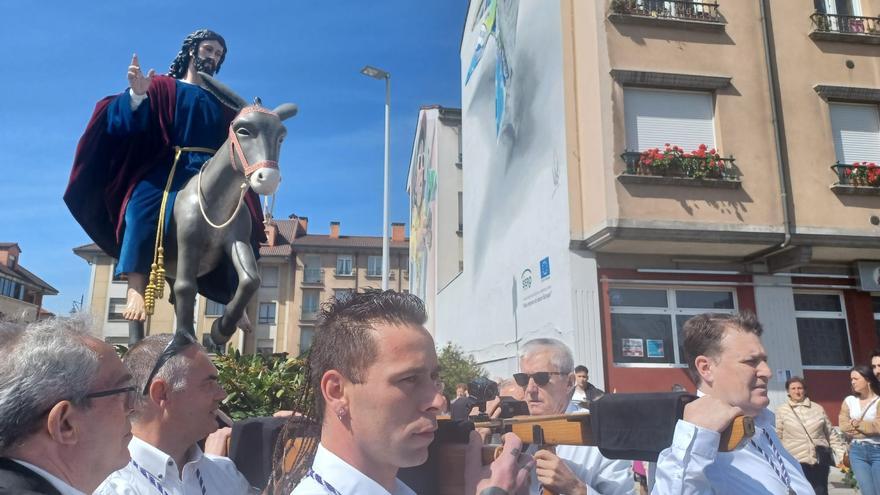 La Borriquilla apasiona en su primera procesión en Lugones, con cientos de vecinos en las calles