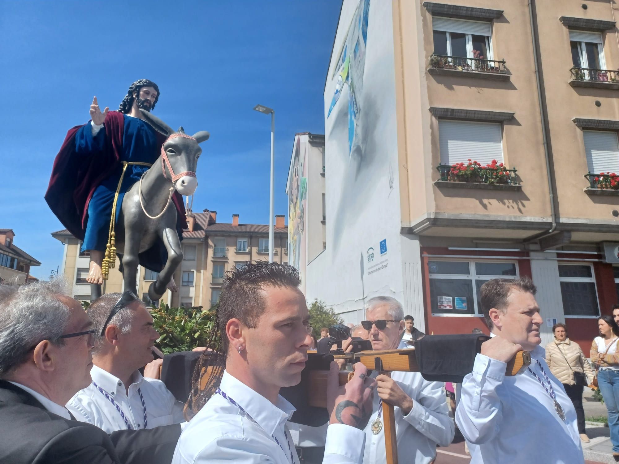 La Borriquilla apasiona en su primera procesión en Lugones, con cientos de vecinos en las calles