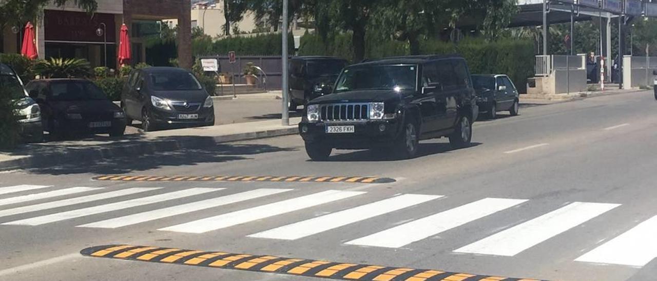 Las bandas ´ruidosas´ colocadas en la avenida.