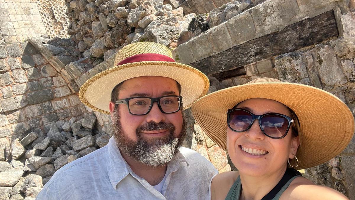 Iván Anzaldua, con su mujer, Karina Zoraya