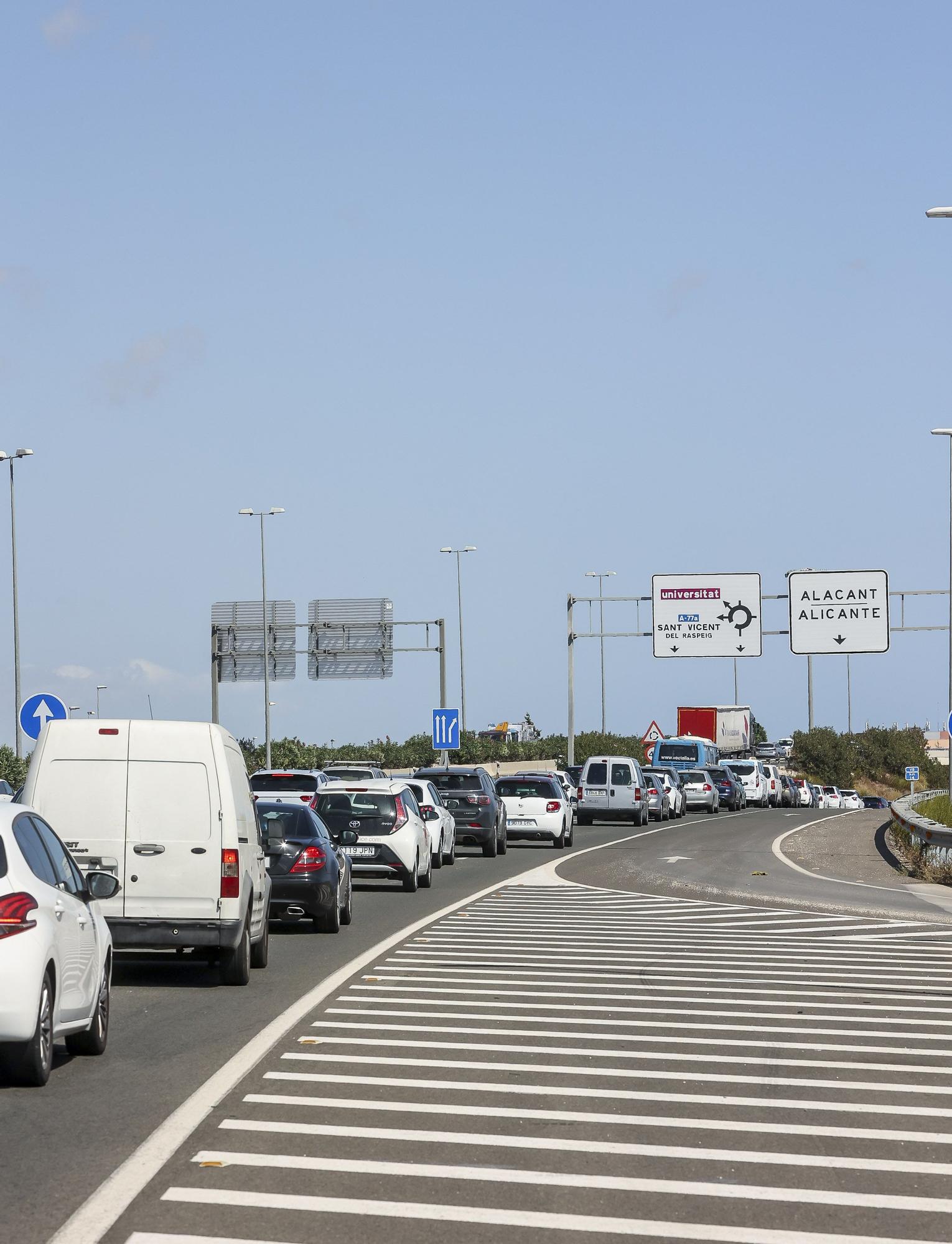 La carreteras de acceso a Alicante amanecen todos los días saturadas de tráfico.