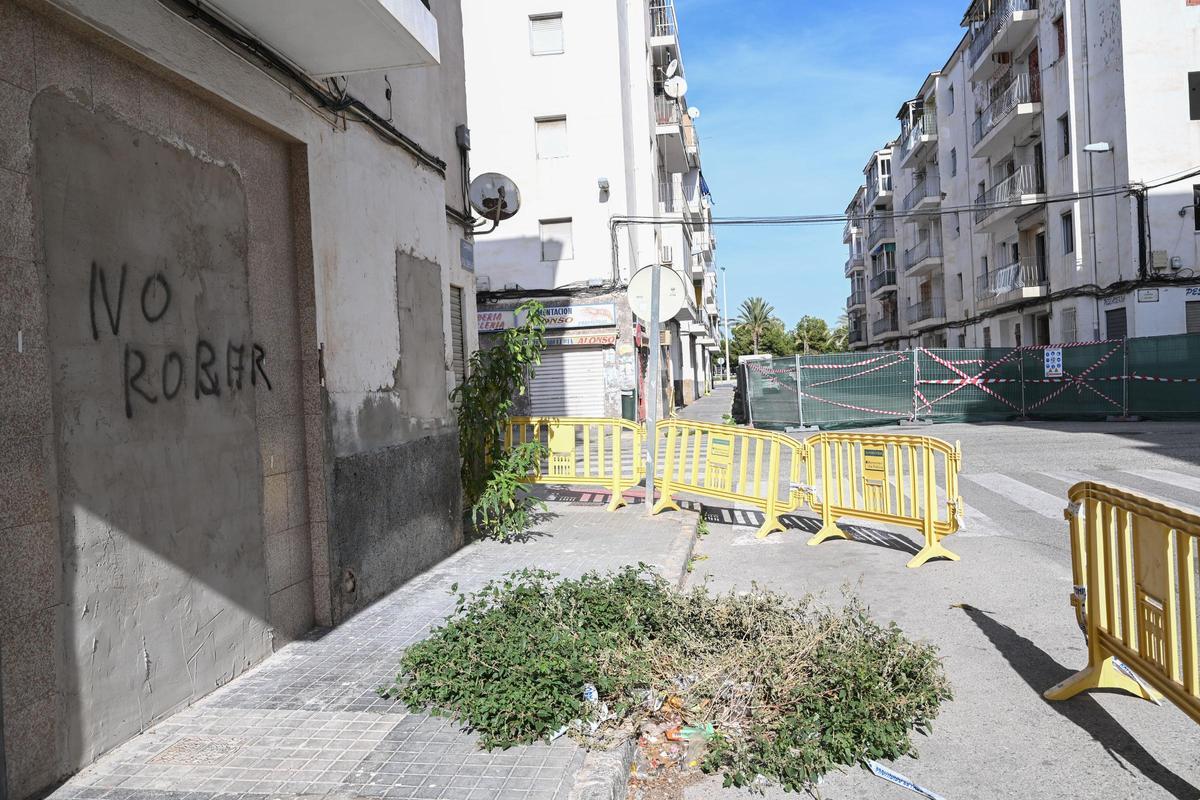 Una de las porterías tapiadas del bloque 8 con el vallado perimetral en una imagen reciente
