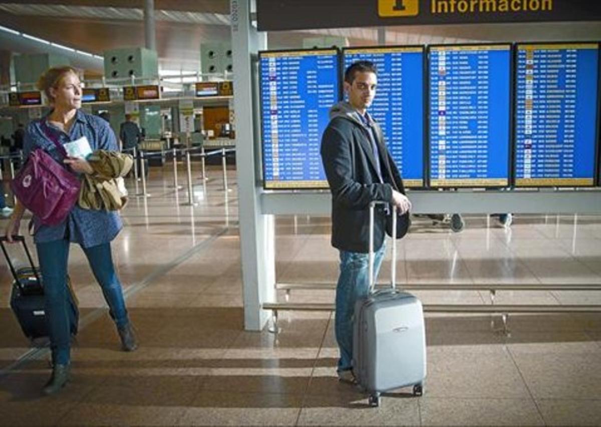 Javier Rodríguez, que planea emigrar, posa ahir a laeroport del Prat. Javier Rodríguez, que planea emigrar, posa ahir a laeroport del Prat.
