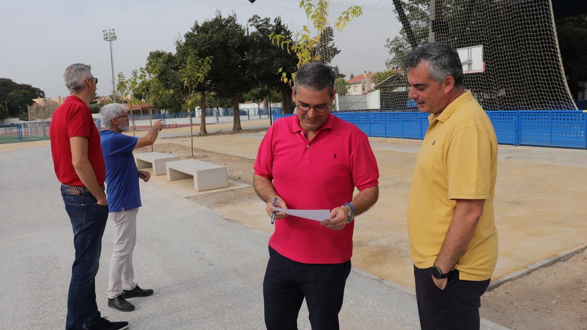 El concejal y los técnicos revisan la actuación en el Polideportivo Municipal.