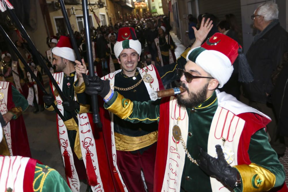 El desfile de La Entrada da la bienvenida a los Moros y Cristianos de Sax