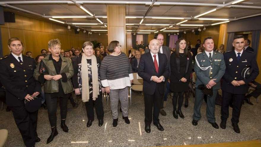 El delegado del Gobierno, Javier Losada (en el centro), ayer, con los premiados.