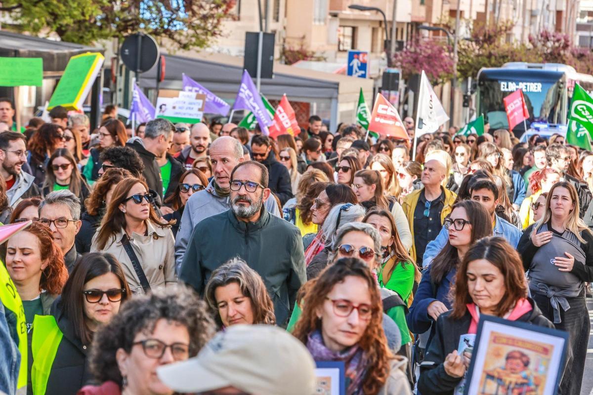 Manifestación el Elda para reclamar una educación pública de calidad