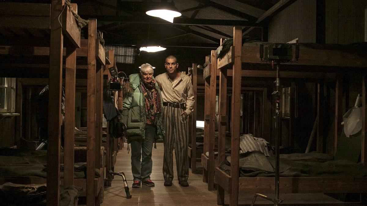 Mar Targarona y Mario Casas en el rodaje de 'El fotógrafo de Mathausen' en Terrassa.