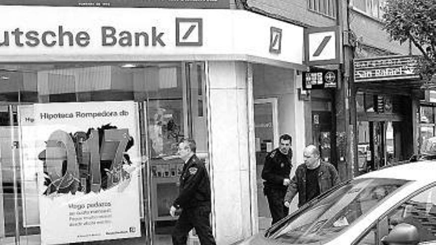 Sucursal bancaria en la que tuvo lugar el atraco, tras llegar la Policía.