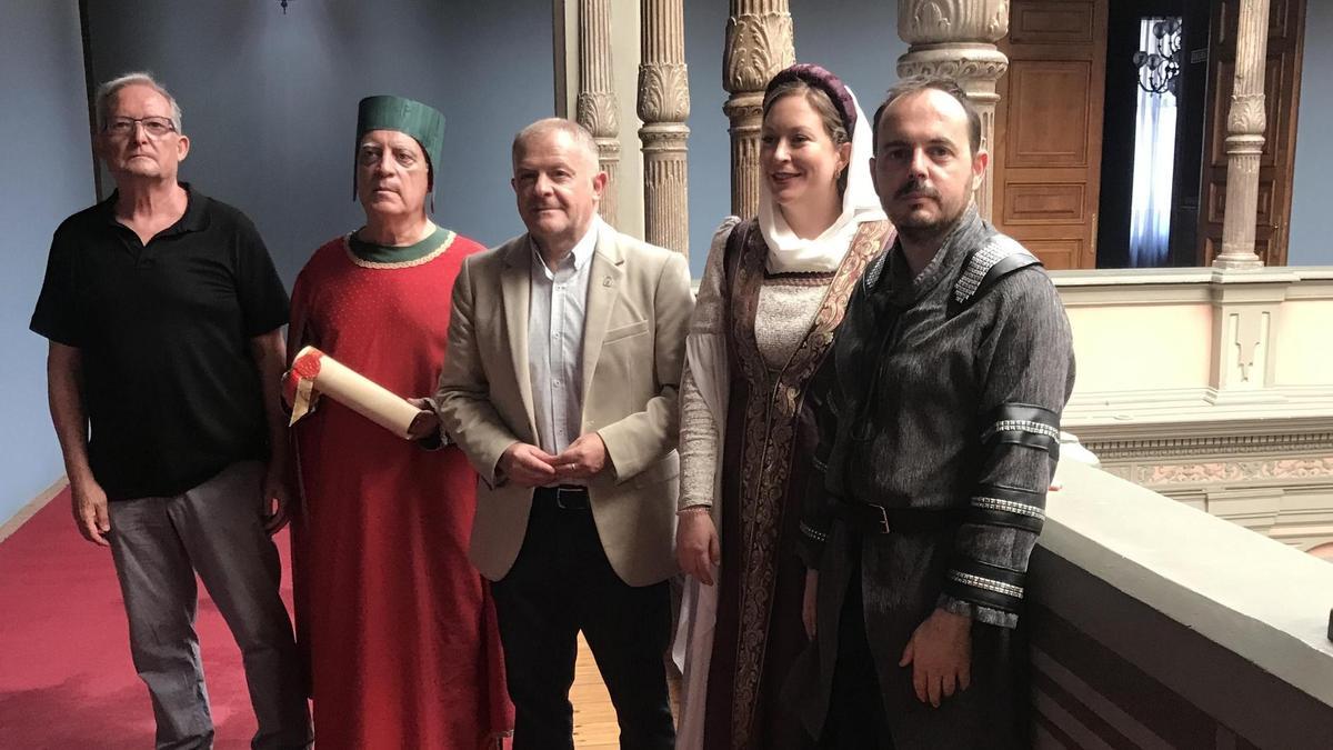 El diputado provincial y alcalde de Borja, Eduardo Arilla, y el director de la recreación, Benito de Ramón, con los actores que recrean la visita de los Reyes Católicos a Borja en 1492