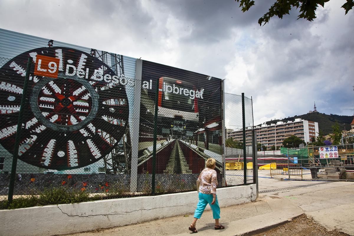 Cartel promocional de la L9, en 2011, en la zona de Les Corts