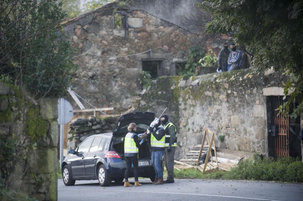 Varias unidades policiales realizaron un importante despliegue en las viviendas de San José, situadas entre los concellos de A Coruña y Arteixo, durante una investigación contra el tráfico de drogas.